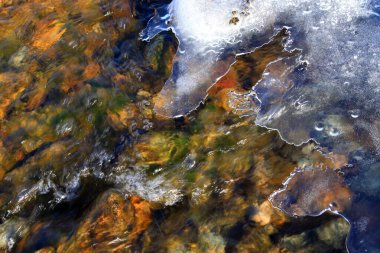 Vahşi doğada eriyen buz, fotoğrafa yakın çekim