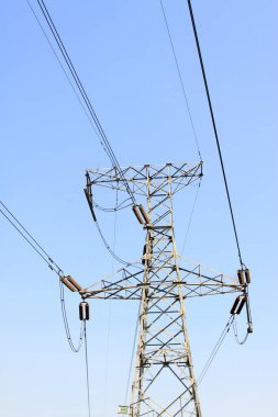 Mavi gökyüzü, çelik güç iletim tesislerinde elektrik Kulesi