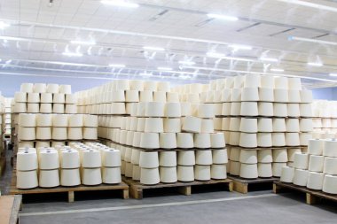 bir fabrikada bir iplik üretim satırında pamuklu grubu