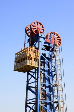CAOFEIDIAN - 2 Mayıs 2014 tarihinde, JiDong petrol sahasında çerçeve tipi pompalama ünitesi, kaofeidyen, hebei bölgesi, Çin. 