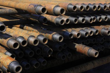 Oksitlenme paslanması petrol boru hattıyla dolu, fotoğrafa yakın.