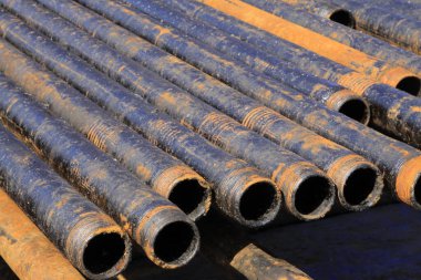 Oksitlenme paslanması petrol boru hattıyla dolu, fotoğrafa yakın.