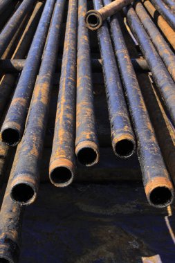 Oksitlenme paslanması petrol boru hattıyla dolu, fotoğrafa yakın.