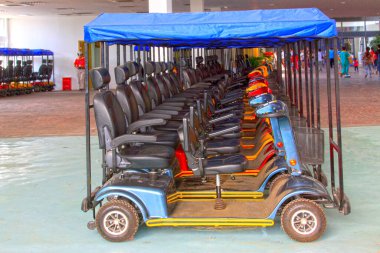 Manzaralı yerde pil arabası, fotoğrafa yakın çekim.