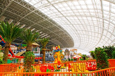 17 Mayıs 2014 'te Mutlu Vadi Eğlence Parkı' nda büyük heyecan verici yolculuklar, Tianjin, Çin.