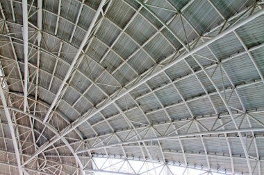 Büyük çelik yapı kirişi, fotoğrafa yakın çekim.