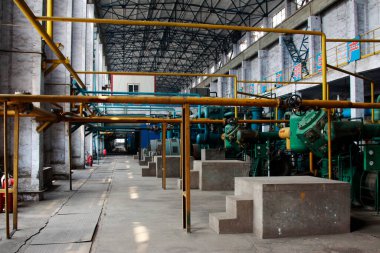 Fabrikadaki oksijen üretim tesisinde makineler.