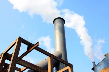 Fabrikadaki metalik baca, fotoğrafa yakın çekim.