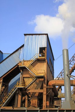 Çelik fabrikasında mekanik ekipman, fotoğrafa yakın çekim.