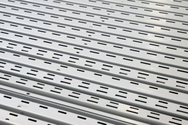 Paslanmaz çelik tabakta delik, fotoğrafa yakın çekim.