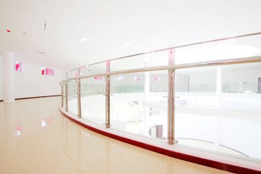 Cam perde duvarı ve paslanmaz çelik parmaklık, fotoğrafın yakın çekimi.