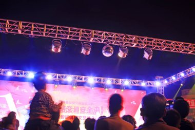 Sahne aydınlatma etkisi karanlıkta 