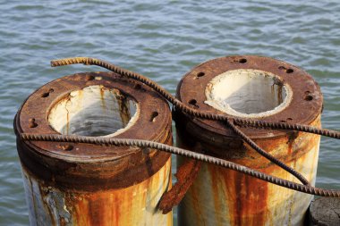 Terk edilmiş çelik boru, fotoğrafa yakın çekim.