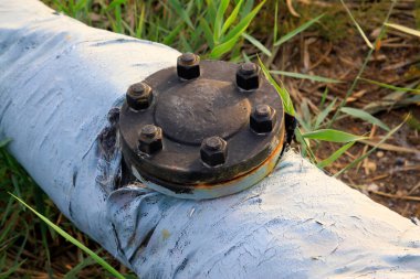 Boru hattındaki metal cihaz, fotoğrafa yakın çekim