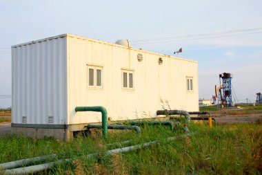 Teneke oda ve boru, fotoğrafa yakın çekim.