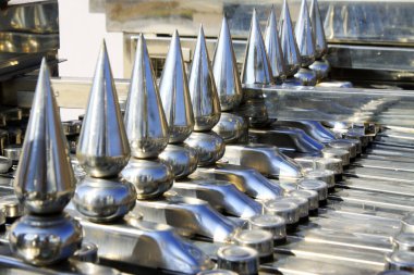 Paslanmaz çelik parçaları, fotoğrafa yakın çekim.