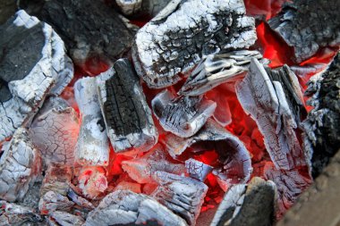 Yanan kömürler, fotoğrafların yakın çekimi.