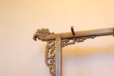 Ahşap oyma el işi, fotoğrafa yakın çekim.