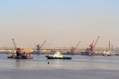 Limandaki gemiler, geniş açılı görünüm