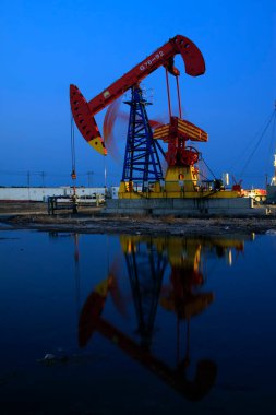 Jidong petrol sahasında dengeli ışın pompalama ünitesi günbatımı manzarası, Hebei Eyaleti, Çin