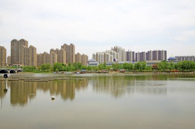 Şehir inşaat manzarası, fotoğrafa yakın çekim.