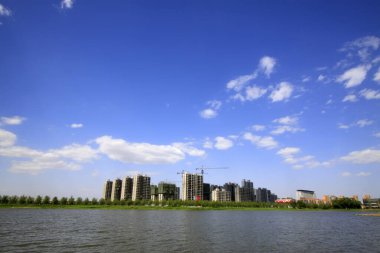 Güzel şehir manzarası, nehirler ve binalar, yakın çekim