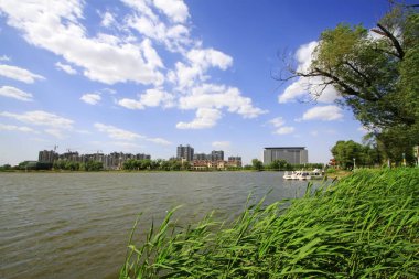 Güzel şehir manzarası, nehirler ve binalar, yakın çekim