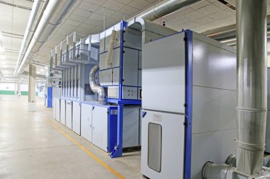 Dönen makine parçaları ve fabrikada paslanmaz çelik boru, yakın çekim