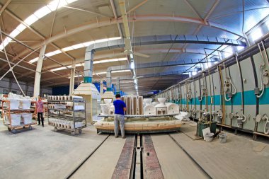 Luannan - 31 Mayıs 2015 'te seramik şirketinde Sintering atölye üretim hattı görüntüsü, Luannan County, Hebei, Çin