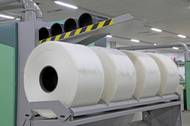 Üretim hattında pamuk iplikleri, fotoğrafa yakın çekim