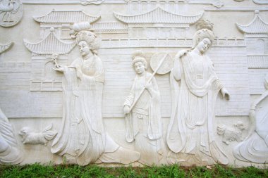 Parkta taş oymacılığı işe yarıyor.