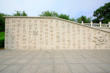 Parkta taş oymacılığı işe yarıyor.