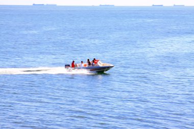 Denizde sürat teknesi