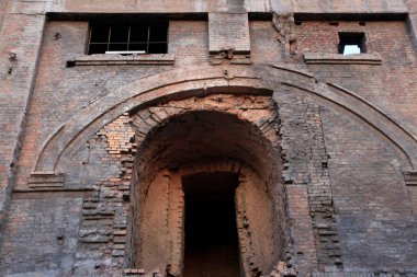 Terk edilmiş çimento fırını, yakın plan fotoğraf.