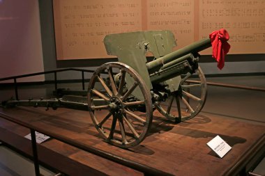 Dağ silahı, fotoğrafa yaklaş.