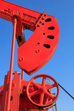 Birimin mekanik bileşenleri mavi gökyüzünün altında yağlı fiilde pompalanıyor