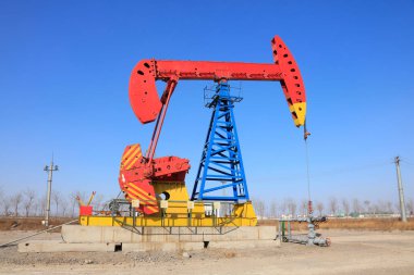 Petrol sahasında mavi gökyüzünün altında pompalama ünitesi