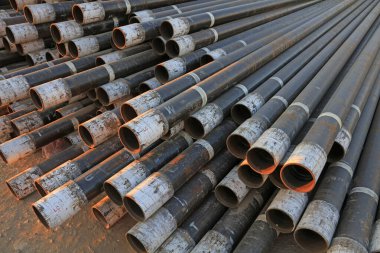 Benekli çelik boru fabrikada üst üste yığılır.