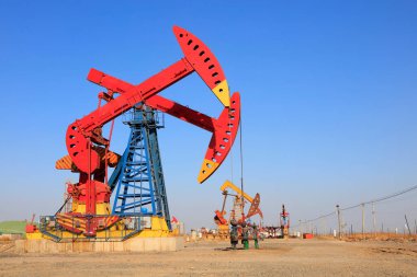 Vahşi doğada mavi gökyüzünün altında pompalama ünitesi