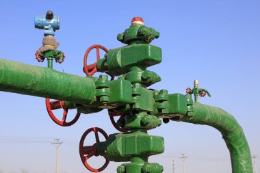 Petrol boru hattı kontrol tekerleği mavi gökyüzünün altında, yakın çekim