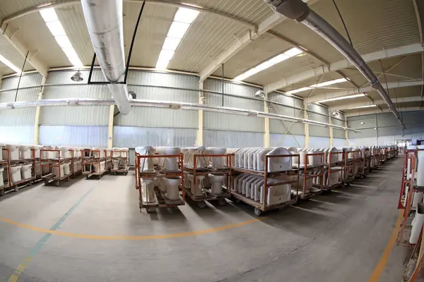 Seramik yarı bitmiş ürünler fabrikada depolanmış.