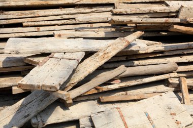 Tahtalar üst üste dizilmişti.