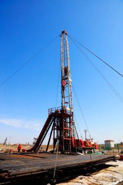 Petrol sondajı derrick ve metal pip