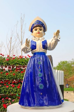 Bahçedeki kız heykeli