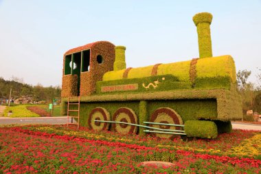 Eşitlikte lokomotifler için yeşil heykeller