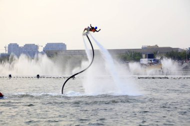 Su dublörleri eşit düzeyde.