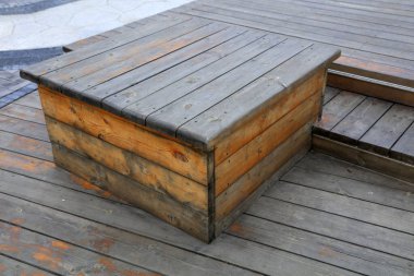 Benekli ahşap zemin ve platform