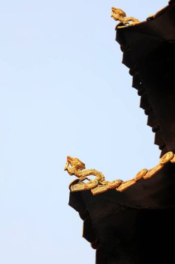 Ejderha şekilli süsler tütsü yanığında