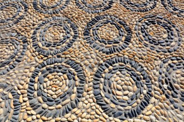 Çakıl taşı döşeli halka yapısı