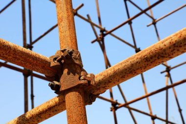 Çelik boru iskeleti, fotoğrafa yakın çekim.